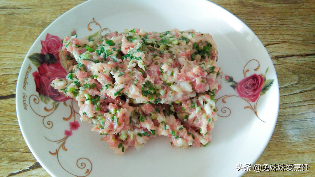 Món ăn từ tỏi tây gồm: tỏi tây, thịt lợn nửa nạc nửa mơ, hành lá, gia vị: dầu, muối, xì dầu, tinh chất gà. Thịt rửa sạch thái nhỏ và xay, trộn gia vị, hành thái nhỏ.