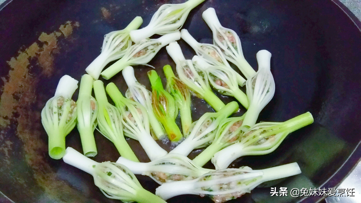 Làm nóng chảo, đổ dầu vào chiên.