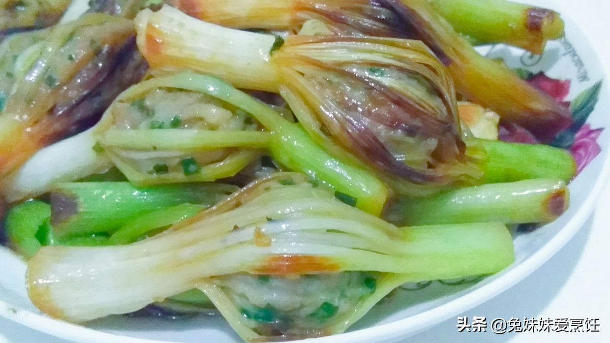 Đun đến khi nào nước cạn và sệt lại món ăn đã hoàn thành. Bất cứ ai cũng cảm thấy thích thú và muốn nếm thử món ăn lạ miệng này.