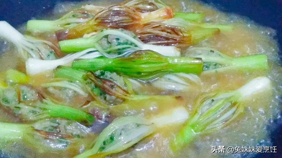 Đổ thêm chút nước và xì dầu vào đun một chút.