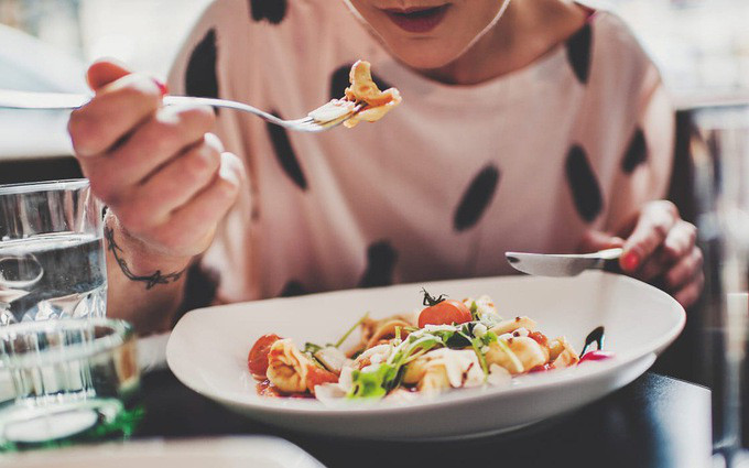 Lý do là vì tập luyện nặng sẽ giúp tiêu hóa calo, tăng cảm giác đói và bữa ăn sẽ ngon miệng hơn. Ảnh: afamilycdn.