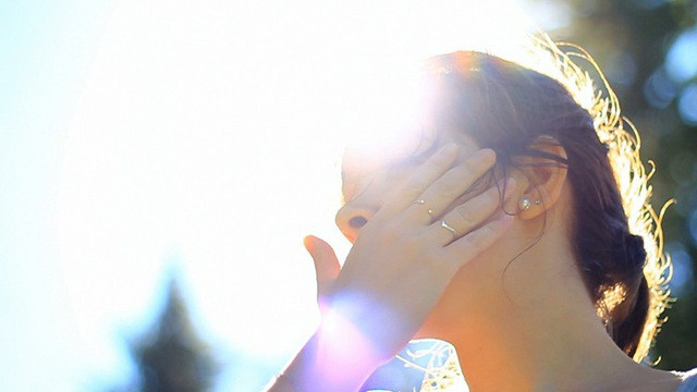 Người lao động ngoài trời nên bố trí thời gian làm việc và nghỉ ngơi hợp lý, tránh tiếp xúc môi trường nhiệt độ cao quá lâu. Ảnh: dantri.