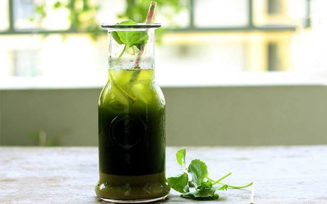 Việc chữa đầy bụng bằng nước rau má như thế này là không có cơ sở khoa học. Ảnh: cooky.