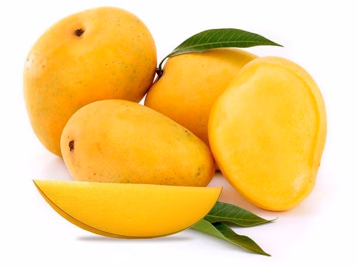 Khi ngửi xoài, nếu là xoài chín tự nhiên, xoài sẽ có mùi thơm tinh khiết vô cùng hấp dẫn. Ảnh: loveitopcdn.