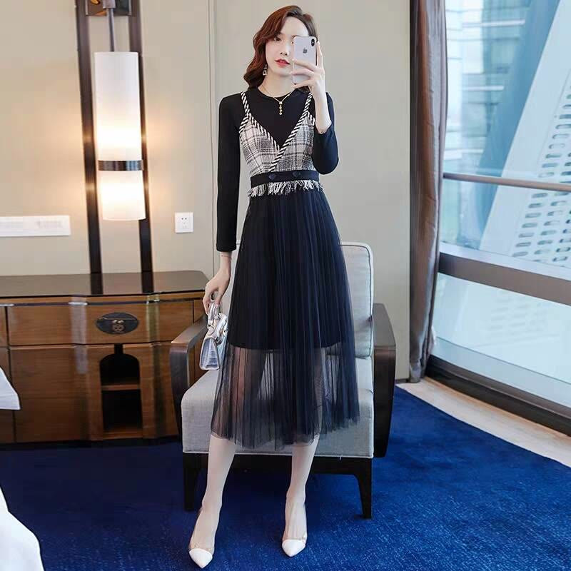 Phong cách kết hợp áo, váy hai dây bên ngoài giúp bạn ấn tượng và thời trang.