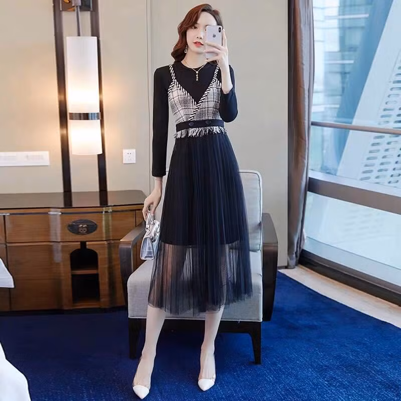 Phong cách kết hợp áo, váy hai dây bên ngoài giúp bạn ấn tượng và thời trang.