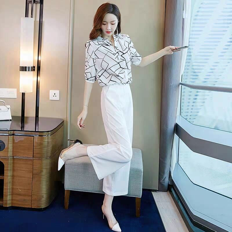 Một chiếc áo với họa tiết lạ mắt sẽ giúp bạn trông phong cách hơn rất nhiều.