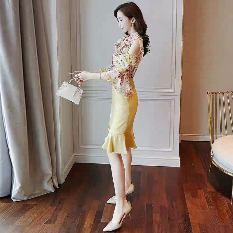 Nên kết hợp áo họa tiết hoa văn với chân váy hoặc quần đơn sắc để tổng thể không quá rối mắt. Quần hoặc váy nhắc lại một màu trên áo là cách kết hợp dễ dàng nhất.