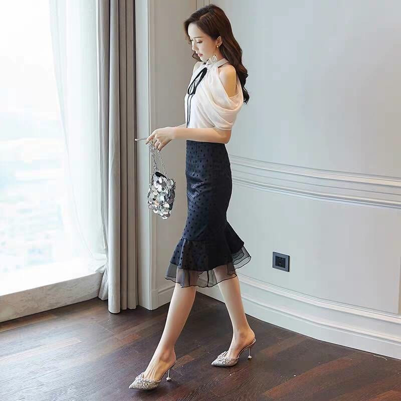 Chỉ cần một chút thay đổi về chất liệu, điểm nhấn vai áo hay tô điểm bằng ren, bộ trang phục của bạn đã trông khác biệt và quyến rũ hơn.