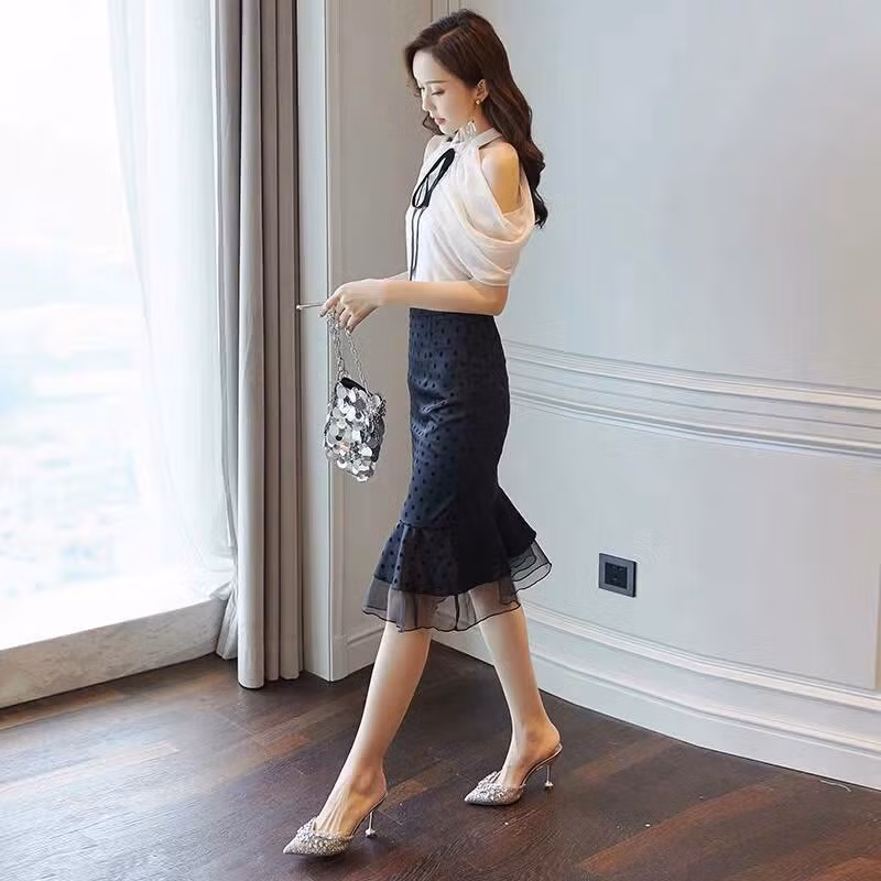 Chỉ cần một chút thay đổi về chất liệu, điểm nhấn vai áo hay tô điểm bằng ren, bộ trang phục của bạn đã trông khác biệt và quyến rũ hơn.