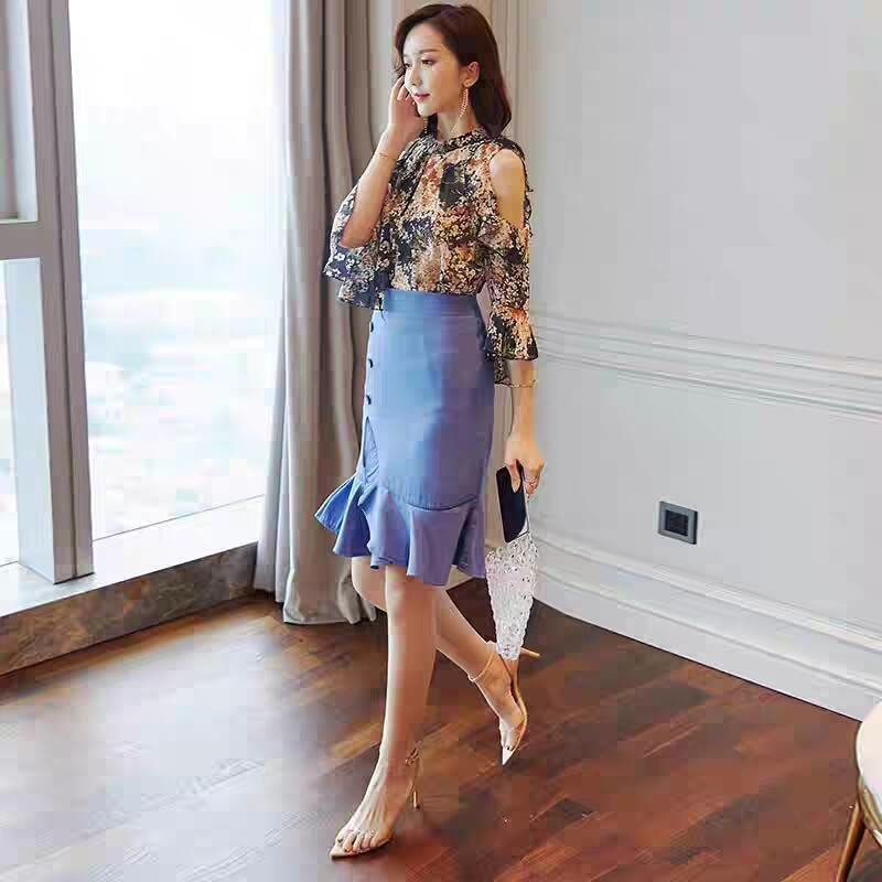 Trang phục họa tiết hoa lá mang lại cảm giác tươi tắn và khiến bạn trông nữ tính hơn.