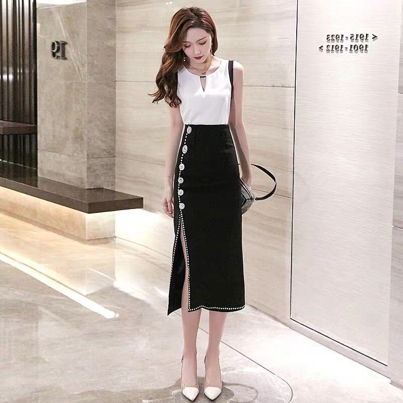 Hãy cố gắng tìm điểm nhấn khác biệt cho trang phục của mình, có thể đơn giản là một hàng cúc.