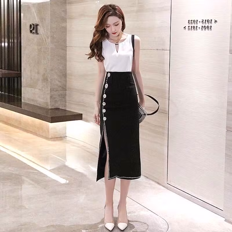 Hãy cố gắng tìm điểm nhấn khác biệt cho trang phục của mình, có thể đơn giản là một hàng cúc.