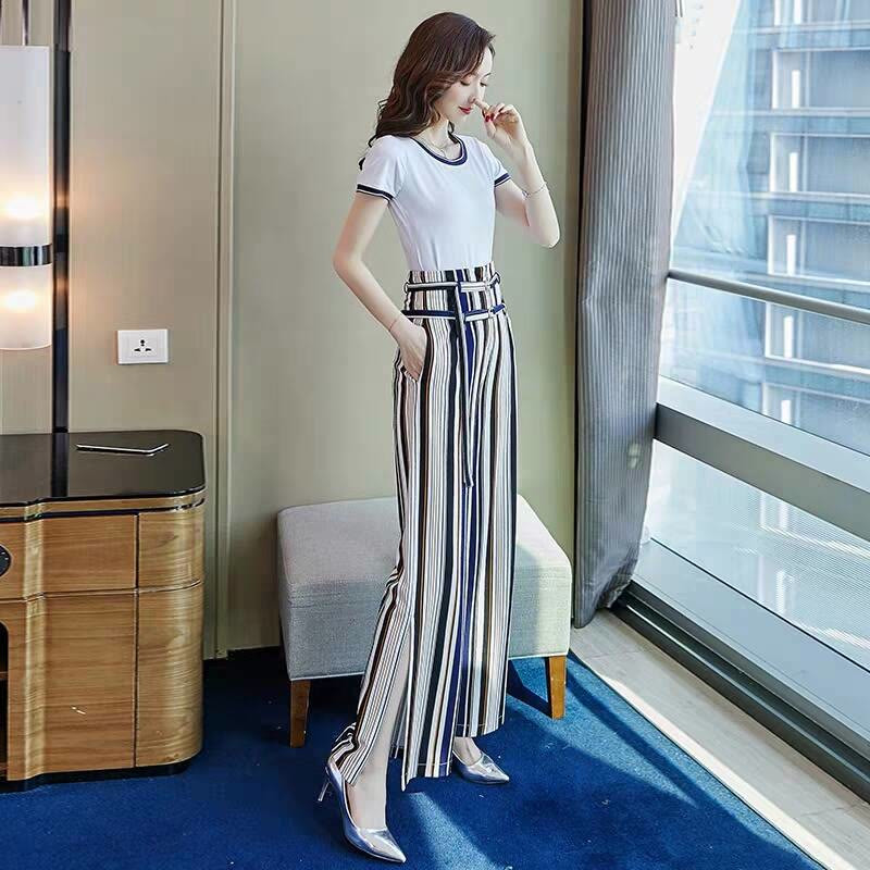 Nếu muốn kéo dài đôi chân như người mẫu, hãy thử một chiếc quần kẻ sọc.