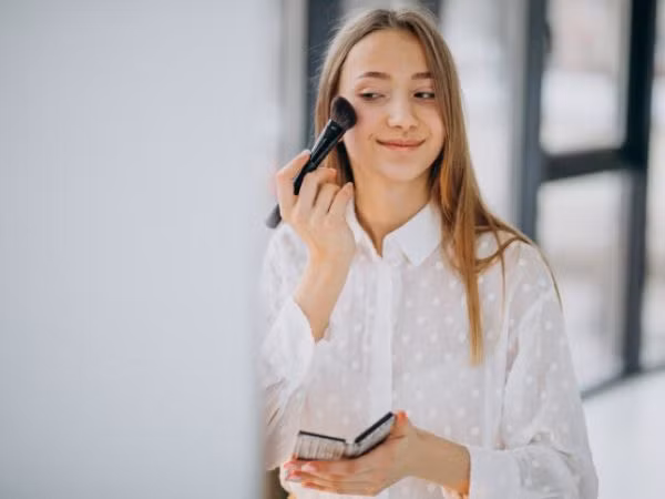 Trang điểm nhẹ: Để các lớp trang điểm trên mặt quá lâu có thể gây tắc lỗ chân lông, dẫn đến nhiều vấn đề về da. Do đó, bạn chỉ nên trang điểm nhẹ vào mùa hè và nhớ tẩy trang trước đi ngủ.