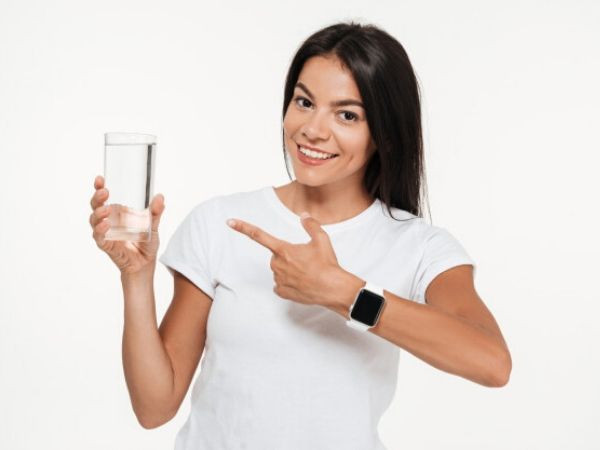  Tăng cường tiêu thụ nước: Ăn uống lành mạnh là cách tốt để có làn da đẹp không tì vết. Ngoài chế độ ăn giàu dinh dưỡng, bạn cũng nên uống nhiều loại nước tốt cho sức khỏe. Uống nước lọc, nước ép trái cây và nước dừa giúp da đẹp hơn.