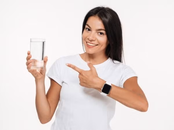  Tăng cường tiêu thụ nước: Ăn uống lành mạnh là cách tốt để có làn da đẹp không tì vết. Ngoài chế độ ăn giàu dinh dưỡng, bạn cũng nên uống nhiều loại nước tốt cho sức khỏe. Uống nước lọc, nước ép trái cây và nước dừa giúp da đẹp hơn.