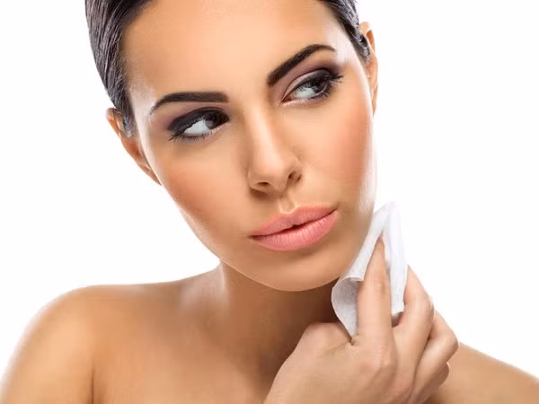  Dùng giấy thấm: Dù không thể tránh được tình trạng ra mồ hôi nhưng bạn có thể khắc phục vấn đề này. Để ngăn mồ hôi không làm hư lớp trang điểm và ảnh hưởng đến làn da, bạn nên mang theo giấy thấm. Dùng giấy thấm giúp cho làn da khô thoáng hơn.