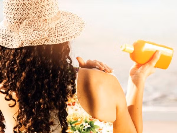  Thoa kem chống nắng: Các tia có hại trong ánh nắng không chỉ gây lão hóa da mà còn gây tăng sắc tố da và mụn trứng cá. Để ngăn ngừa các vấn đề về da này, bạn cần thoa kem chống nắng có độ SPF ít nhất là 30 sau khi bôi các sản phẩm dưỡng da và trước khi trang điểm. Không nên thoa quá ít và nên thoa kem chống nắng cho da sau mỗi 2 giờ để bảo vệ tối đa cho da.