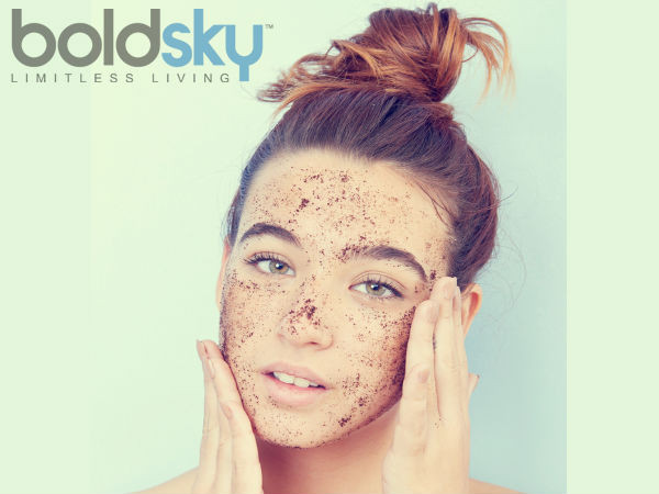 Không trì hoãn tẩy tế bào chết: Bạn thường được khuyên không nên tẩy tế bào chết quá thường xuyên vì có thể gây hại da. Tuy nhiên, đây là bước cần thiết trong quy trình chăm sóc da mùa hè. Mồ hôi, chất bẩn và tạp chất tích tụ trên da sẽ làm tắc lỗ chân lông và gây mụn trứng cá, mụn đầu đen, mụn nhọt…Tẩy tế bào chết 1-2 lần/tuần làm thoáng lỗ chân lông và giúp cho da mịn màng.