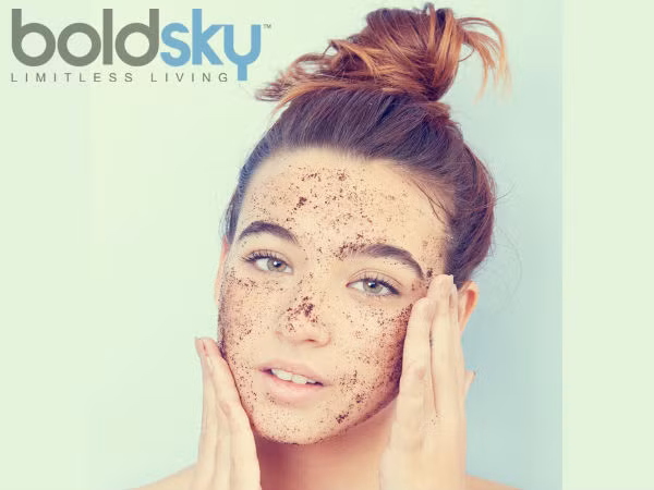 Không trì hoãn tẩy tế bào chết: Bạn thường được khuyên không nên tẩy tế bào chết quá thường xuyên vì có thể gây hại da. Tuy nhiên, đây là bước cần thiết trong quy trình chăm sóc da mùa hè. Mồ hôi, chất bẩn và tạp chất tích tụ trên da sẽ làm tắc lỗ chân lông và gây mụn trứng cá, mụn đầu đen, mụn nhọt…Tẩy tế bào chết 1-2 lần/tuần làm thoáng lỗ chân lông và giúp cho da mịn màng.