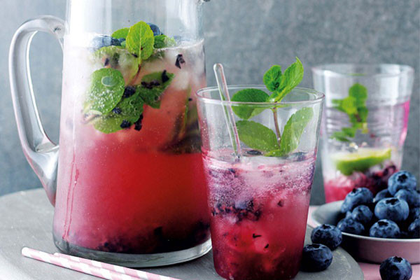 Bên cạnh đó, bạn có thể uống nước ngâm hoa quả như dâu, việt quất, phúc bồn tử, cam, kiwi.... Ảnh: disneycooking.