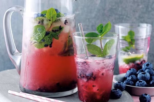 Bên cạnh đó, bạn có thể uống nước ngâm hoa quả như dâu, việt quất, phúc bồn tử, cam, kiwi.... Ảnh: disneycooking.