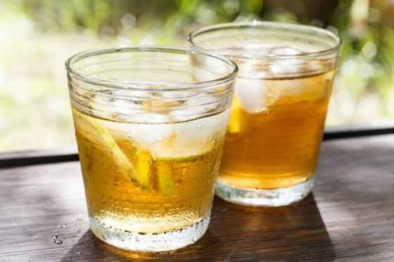 Nếu thích ly trà đá có vị ngọt, bạn có thể cho thêm vào ly trà đá của mình một số chất làm ngọt tự nhiên như mật ong và đường cỏ ngọt stevia. Ảnh: vietnammoi.