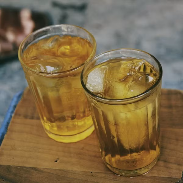 Trà đá là lựa chọn thay thế tuyệt vời cho nước ngọt có ga khi bạn đang lên cơn khát. Ảnh: vietthien.