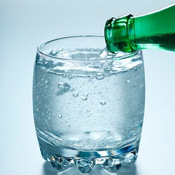 Ngoài ra, bạn có thể uống loại nước được thêm một số hương vị hoa quả để giải tỏa cơn khát thay vì uống nước ngọt có ga. Ảnh: vnecdn.