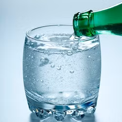 Ngoài ra, bạn có thể uống loại nước được thêm một số hương vị hoa quả để giải tỏa cơn khát thay vì uống nước ngọt có ga. Ảnh: vnecdn.