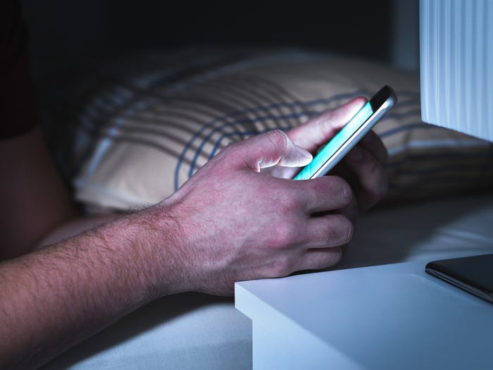 Ngoài ra, các cặp đôi nên nhớ tránh ngay lập tức cầm điện thoại hoặc điều khiển TV sau cuộc yêu.