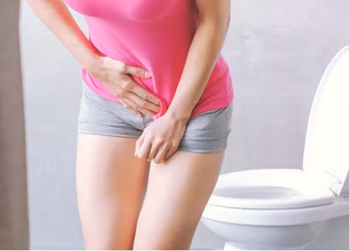 Việc đi tiểu giống như một mẹo giúp làm sạch chất dư thừa ra khỏi cơ thể, đồng thời ngăn ngừa vi khuẩn quay ngược lại gây viêm nhiễm âm đạo.