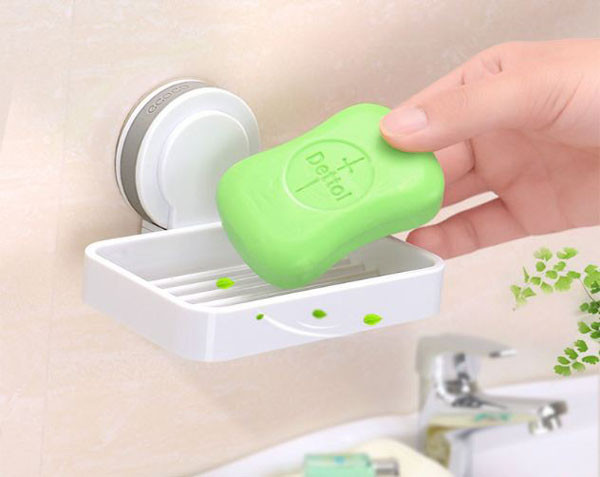 Các sản phẩm như xà phòng thơm, gel, sữa rửa, kem dưỡng và các sản phẩm chuyên dùng khác có thể gây kích ứng da bên trong và bên ngoài. Do đó, chị em nên tránh sử dụng.