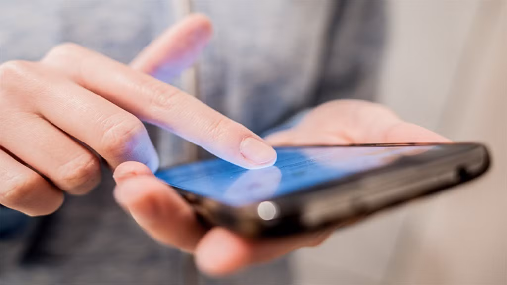 Việc sử dụng mạng xã hội hoặc xem TV sẽ “lấy” mất cơ hội để bạn tận hưởng những cảm giác hạnh phúc sau “yêu”, vì vậy hãy thưởng thức khi có thể. Ảnh: Insider.