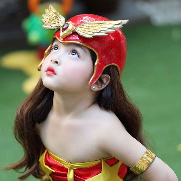 Mới đây cô bé càng khiến cộng đồng chú ý khi cosplay Darna - vai diễn để đời của mẹ mình.