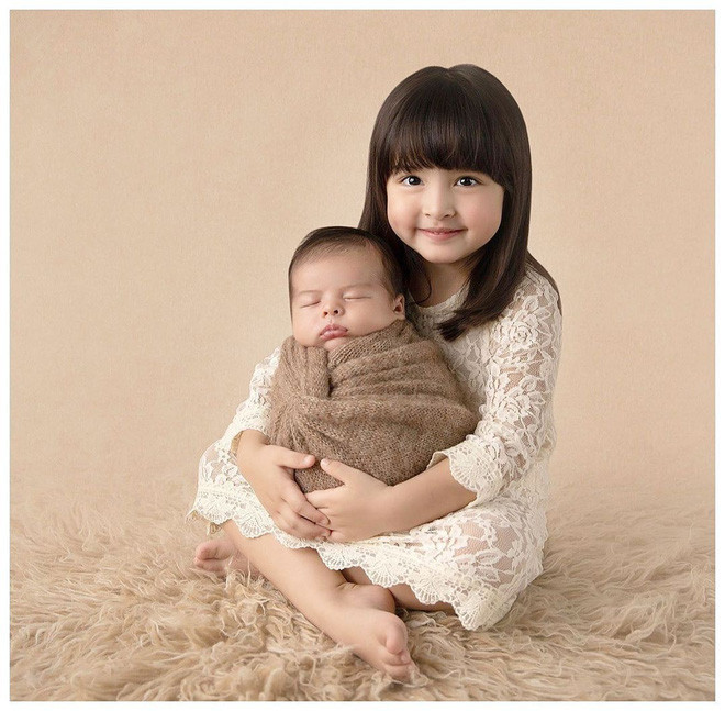 Hai chị em đẹp như mơ.