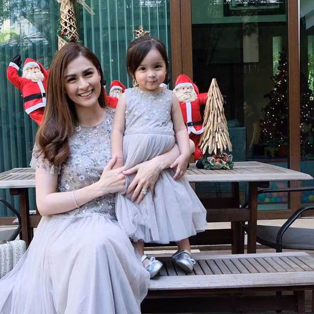 Bé Zia thường xuyên mặc đồ đôi với bà mẹ xinh đẹp.