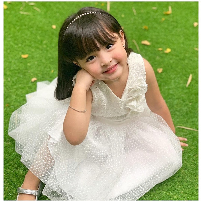 Mới 6 tuổi, cô bé đã sở hữu lượng fan hùng hậu từ cặp bố mẹ nổi tiếng, và cả lượng fan riêng - những ai tan chảy trước vẻ đáng yêu thiên thần của mình.