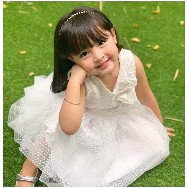 Mới 6 tuổi, cô bé đã sở hữu lượng fan hùng hậu từ cặp bố mẹ nổi tiếng, và cả lượng fan riêng - những ai tan chảy trước vẻ đáng yêu thiên thần của mình.