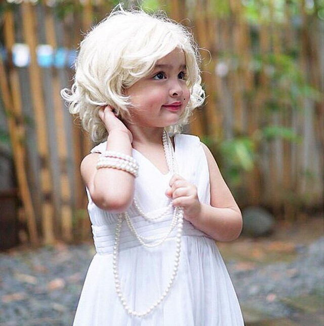 Cô bé thường xuyên được mẹ cho Cosplay thành các nhân vật nổi tiếng.