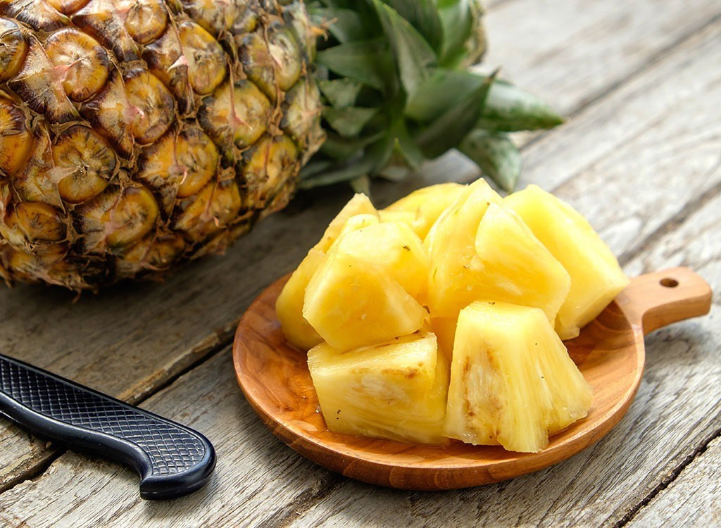 Lý do là vi trong dứa có chứa enzyme bromelain có đặc tính chống viêm và làm tiêu chất nhầy, làm cho dứa có khả năng trị ho tận gốc. Ảnh: Eatthis.