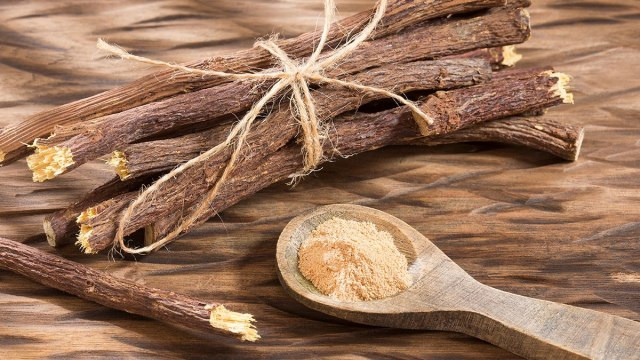 Rễ cam thảo là một trong những thảo dược tốt nhất để điều trị ho. Cam thảo được sử dụng làm thuốc tiêu đàm, làm dịu màng nhầy và làm dịu phổi đang bị kích thích hoặc bị viêm.