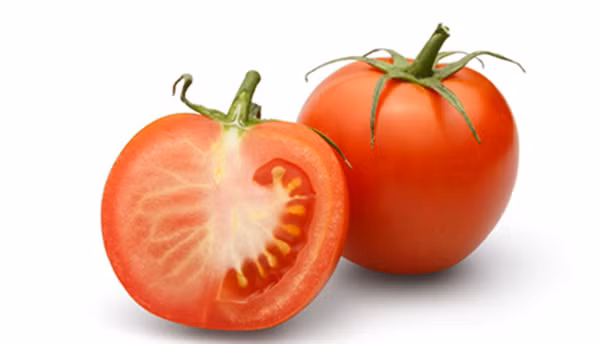  2. Cà chua: Cà chua cũng chứa các chất làm sáng da có tác dụng tuyệt vời trong loại bỏ khuyết điểm. Để làm mặt nạ cà chua, bạn nghiền nhỏ cà chua rồi cho thêm mật ong vào trộn đều. Mật ong là nguyên liệu chứa nhiều chất dưỡng ẩm. Thoa hỗn hợp đều lên da và để yên trong 20 phút. Rửa mặt sạch bằng nước âm ấm rồi thoa kem dưỡng ẩm cho da.