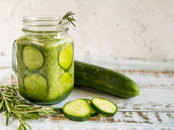  5. Nước ép dưa leo: Đây là loại nước giàu vitamin K, có dụng giải nhiệt tuyệt vời. Thức uống này cũng giúp phòng chống bệnh tật và làm giảm nguy cơ béo phì. Nguyên liệu: 3 quả dưa leo cỡ vừa, 1 ly nước, chanh hoặc nước cốt chanh tùy thích. Cách làm: Xay dưa leo đã gọt vỏ 1-2 phút đến khi được hỗn hợp mịn. Lọc dưa leo qua rây để lấy nước ép rồi cho thêm đá lạnh để thưởng thức.