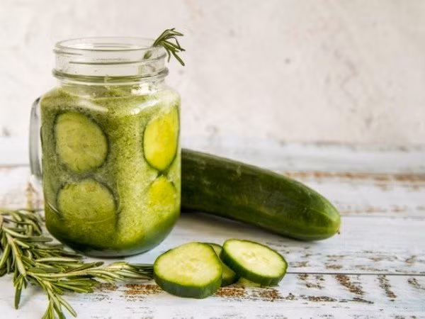  5. Nước ép dưa leo: Đây là loại nước giàu vitamin K, có dụng giải nhiệt tuyệt vời. Thức uống này cũng giúp phòng chống bệnh tật và làm giảm nguy cơ béo phì. Nguyên liệu: 3 quả dưa leo cỡ vừa, 1 ly nước, chanh hoặc nước cốt chanh tùy thích. Cách làm: Xay dưa leo đã gọt vỏ 1-2 phút đến khi được hỗn hợp mịn. Lọc dưa leo qua rây để lấy nước ép rồi cho thêm đá lạnh để thưởng thức.