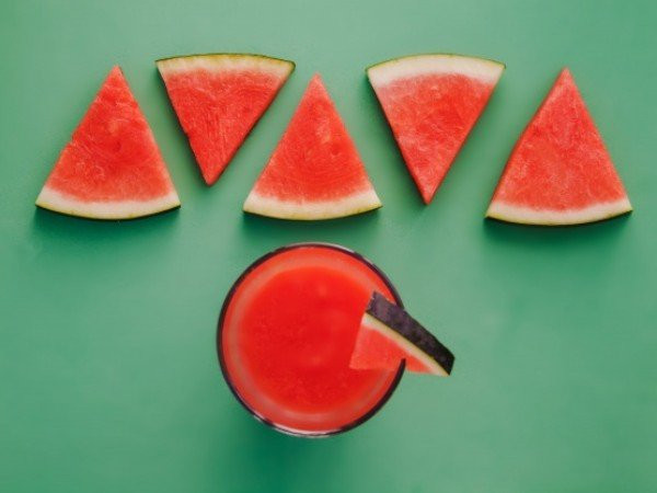  4. Nước ép dưa hấu: Uống nước ép dưa hấu vào những ngày nắng nóng giúp giảm viêm và giảm stress oxy hóa. Loại nước này cung cấp nước cho cơ thể và các amino axit trong dưa hấu giúp lưu thông máu thuận lợi. Nguyên liệu: 1 quả dưa hấu nhỏ, 1 quả chanh nhỏ. Cách làm: Xay dưa hấu cho mịn rồi thêm nước cốt chanh vào xay trong vài giây. Đổ ra hỗn hợp qua rây, thêm đá lạnh rồi thưởng thức.