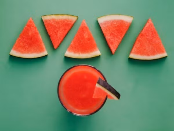  4. Nước ép dưa hấu: Uống nước ép dưa hấu vào những ngày nắng nóng giúp giảm viêm và giảm stress oxy hóa. Loại nước này cung cấp nước cho cơ thể và các amino axit trong dưa hấu giúp lưu thông máu thuận lợi. Nguyên liệu: 1 quả dưa hấu nhỏ, 1 quả chanh nhỏ. Cách làm: Xay dưa hấu cho mịn rồi thêm nước cốt chanh vào xay trong vài giây. Đổ ra hỗn hợp qua rây, thêm đá lạnh rồi thưởng thức.