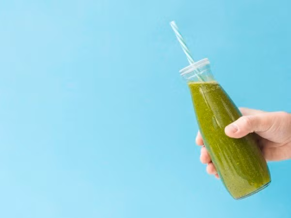  6. Nước ép lá bạc hà: Không những giúp giải nhiệt mà nước ép bạc hà còn kích thích enzyme tiêu hóa, do đó giúp chuyển hóa chất béo thành năng lượng. Nguyên liệu: 1 nắm nhỏ lá bạc hà, một nhúm muối và tiêu, nửa quả chanh. Cách làm: Cho lá bạc hà, tiêu, muối và nước vào máy xay sinh tố xay kỹ. Đổ ra ly và vắt nửa quả chanh vào nước ép dưa leo. Thêm đá viên rồi thưởng thức.