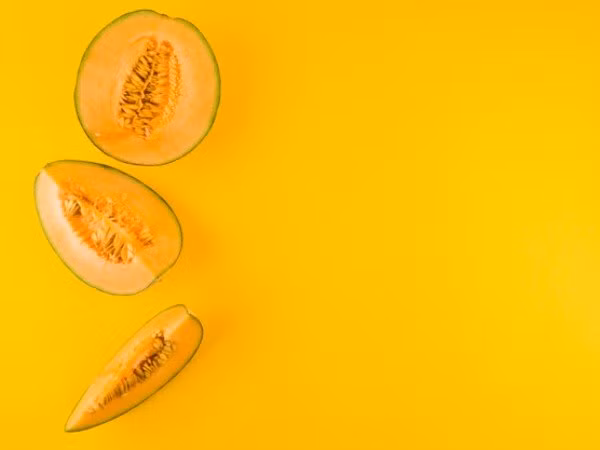  1. Nước ép dưa lưới và chanh: Dưa lưới giàu kali và các vitamin nên giúp cung cấp năng lượng ngay tức thì tới các tế bào nhờ tăng cường oxy ở mức tối đa. Nước cốt chanh chứa vitamin C và folate có tác dụng cải thiện năng lượng nhanh chóng. Cho nước cốt chanh, 3 thìa cà phê mật ong vào 1 ly nước ép dưa lưới rồi khuấy kỹ. Uống nước ép này 1-2 lần/ngày lúc mệt mỏi.